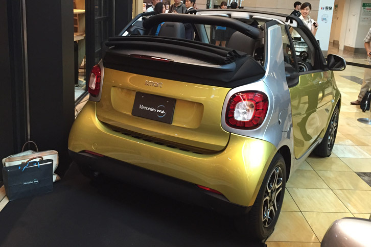 「フォーツーカブリオ ターボ リミテッド」のリアビュー。写真は、ソフトトップを全開にした状態。