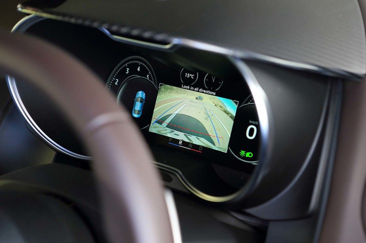 後退時には、メーターパネル内に車体後方のカメラ映像が映し出される。