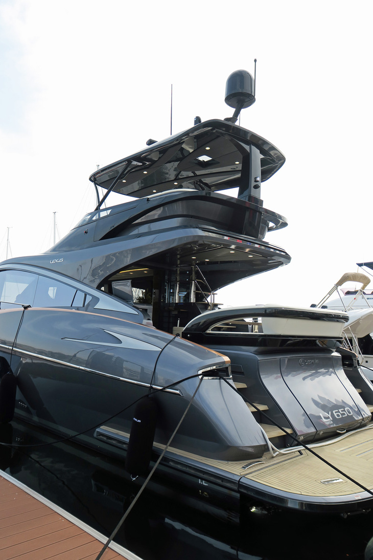 レクサスLY650（ブリッジ）