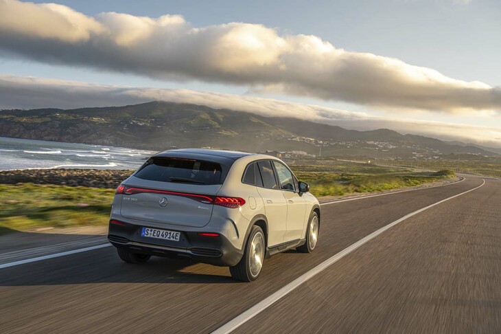 前後に駆動用モーターを搭載する「EQE350 4MATIC」は最高出力292PSと最大トルク765N･mを発生。0-100km/h加速のタイムは6.6秒。