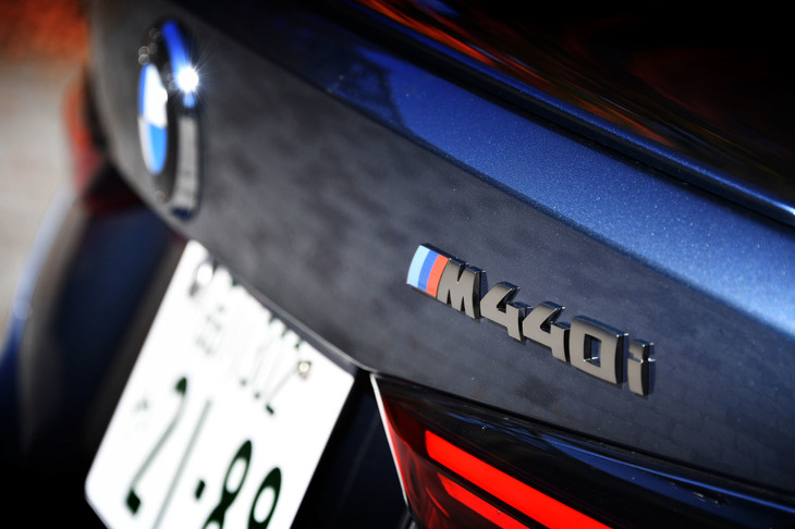 「M440i xDrive」はBMWのラインナップの中でも「Mパフォーマンスモデル」と呼ばれるシリーズの一台であり、「M4」などと同じくBMW M社が開発を手がけた「4シリーズ」の高性能バージョンにあたる。