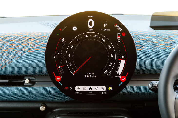 「MINIエクスペリエンス」と呼ばれる機能で走行機能や画面表示をカスタマイズできる。これは大きなシャウト音とともに起動する「ゴーカート」モード時の表示。