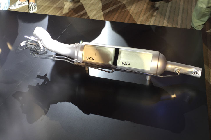 排ガス浄化装置には酸化触媒と尿素SCRシステム、およびDPF（微粒子フィルター）を用いている。DPFの上流にSCRを置いている。