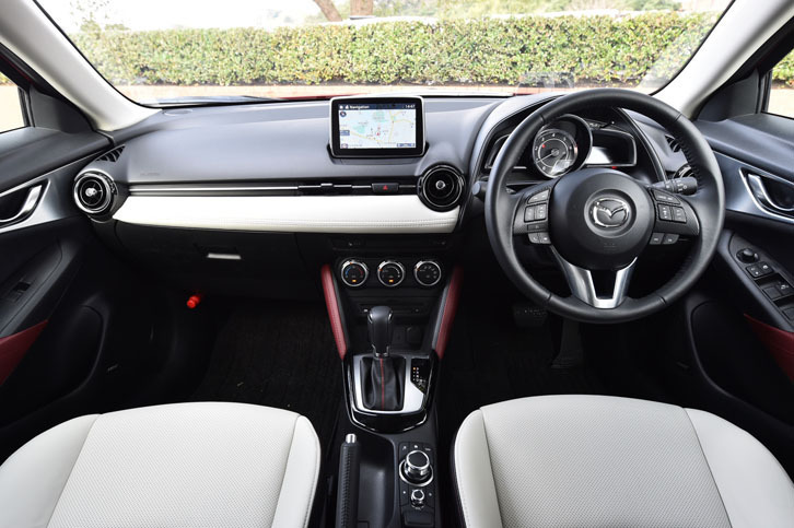 「CX-3 XDツーリング Lパッケージ」のインテリア。ダッシュボードの中央には、7インチのディスプレイがレイアウトされる。