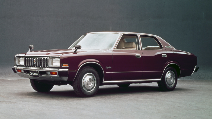 5代目から新たに加わった「4ドアピラードハードトップ2000スーパーサルーン」。先行していた「日産セドリック／グロリア」の4ドアハードトップがセンターピラーレスだったのに対し、「クラウン」はピラーを残した。