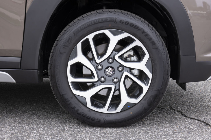 タイヤサイズは195/60の16インチ。グッドイヤーのインド工場で生産される「アシュアランス トリプルマックス2」を履く。