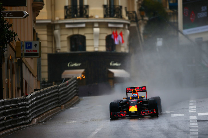 鬼気迫る予選アタックで自身初のポールポジションを獲得したリカルド。雨となったレース序盤も瞬く間に10秒以上のリードタイムを築き、勝利に向けてひた走っていたのだが、2回目のピットストップで、交換するタイヤが用意されていなかったため多くの時間を失い、ハミルトンにトップを奪われた。2位表彰台でいつもの笑顔は見られず。（Photo=Red Bull Racing）