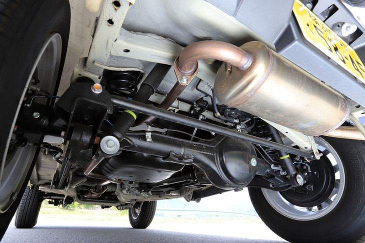 サスペンションは前後ともに3リンクのリジッドアクスル式。メンバーの追加によって剛性がアップしたラダーフレームや、大型のボディーマウントゴムの採用などにより、乗り心地や操縦安定性が改善している。