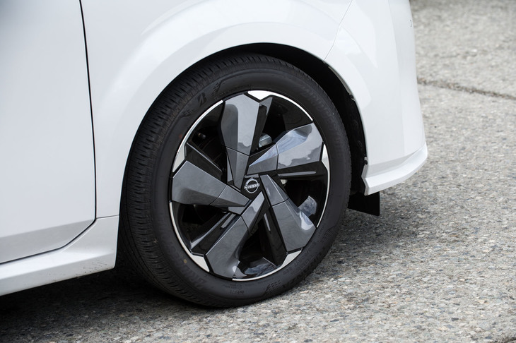 「ノート オーラ」専用の17インチアルミホイール。タイヤサイズは205/50R17と、「ノート」（185/65R15か185/60R16）より幅、径ともに大きい。