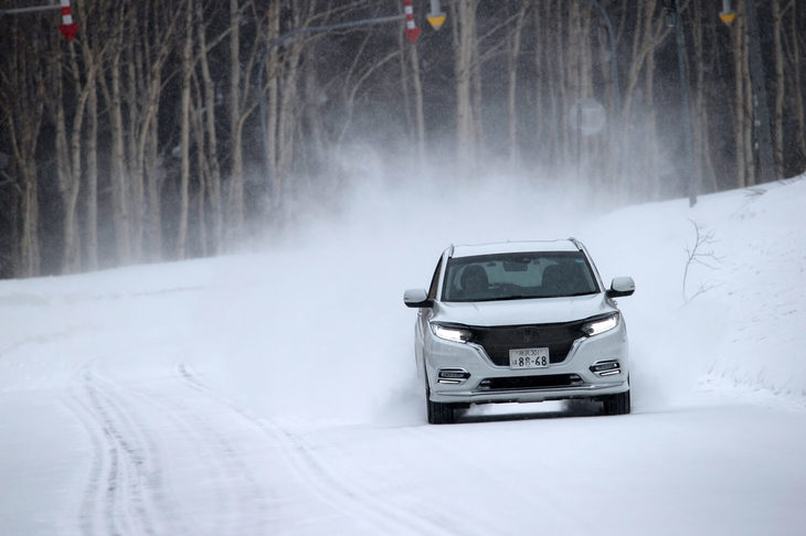 「ヴェゼル モデューロ仕様」で北海道の雪道を行く。開発陣は「常用域での快適さ」をキーワードに掲げ、一般道でのテストに時間を割いてきたという。