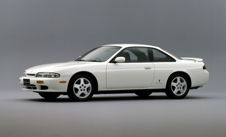 1993年「日産シルビア」（S14）。3ナンバー化したボディーに、先代の後期から採用された2リッター直4 DOHC 16バルブあるいはそのターボ版を改良して搭載。これが不評だったため、次の7代目（最終世代）のS15型は5ナンバーサイズに戻された。
