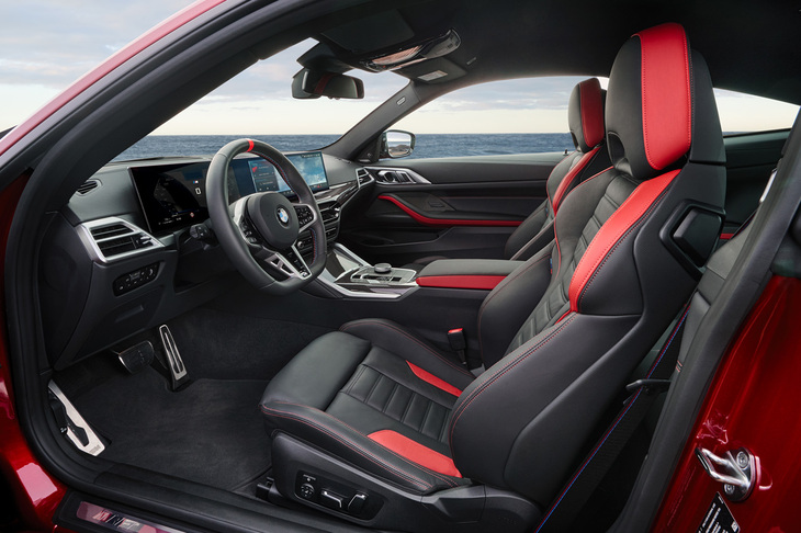 「Mパフォーマンスモデル」には、「BMW Mカラー」がアクセントとなる「Mシートベルト」が標準で装備される。