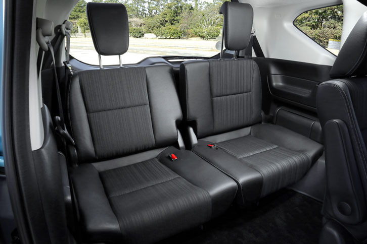こちらは「フリード」の3列目シート。「シエンタ」と同じ2人掛けだが、幅の広さでシエンタに勝る。