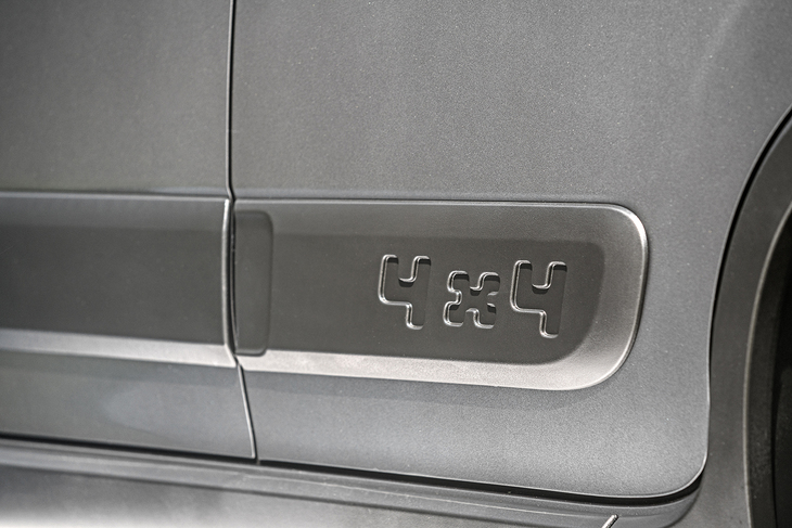 「パンダ4×4」（2017年）のサイドプロテクションモール。「×」の文字にも「スクアクル」が反映されている。