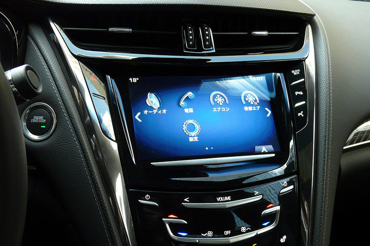 2013年末の発表会より、「キャデラックCTS」に搭載されるインフォテインメントシステム「CUE」の画面。すでにちゃんと“日本語ナイズ”されているのが分かる。ちなみに、同じアメリカのフォードは最後までインフォテインメントシステムも音声入力システムも英語のままで、英検準2級の筆者はまともに操作できなかった……。