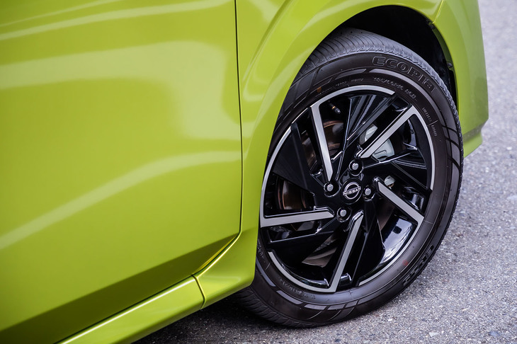 標準仕様ではスチール製ホイールにフルホイールカバーが組み合わされるが、今回の試乗車にはオプションとなる16インチタイヤ＋アルミホイールが装着されていた。タイヤはブリヂストンの「エコピアEP25」。