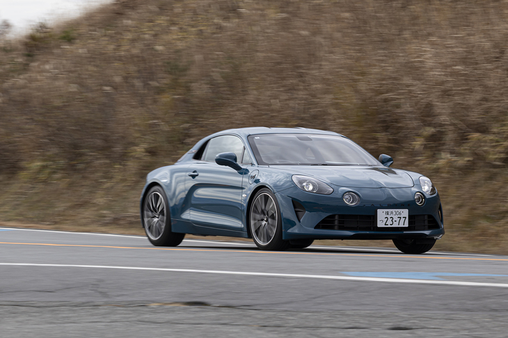 「A110 GTS」はこれまでの「GT」と「S」のよさを併せ持つとされる。「アニバーサリー」よりもハードな「シャシースポール」に最高出力300PSの1.8リッターターボエンジンを組み合わせる。