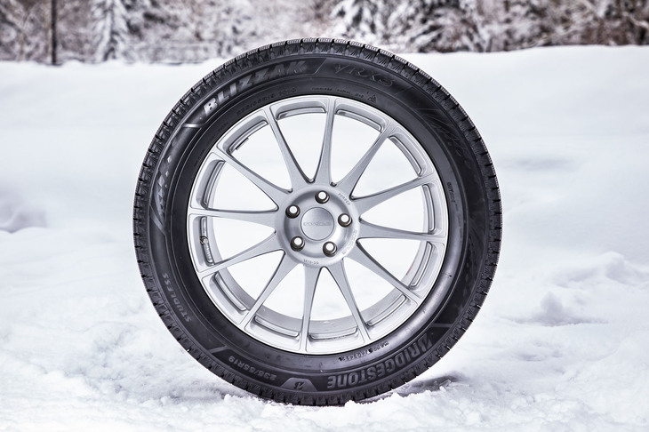 誕生から34年におよぶ歴史を有するブリヂストンのスタッドレスタイヤ「ブリザック」。最新世代の「ブリザックVRX3」は、「断トツの氷上性能向上に加え、ライフ性能、効き持ちの向上を実現した新次元のプレミアムブリザック」をコンセプトに開発された。