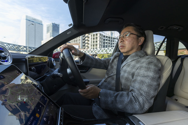 クルマはもちろん、タイヤに関する知見も豊富なモータージャーナリスト石井昌道氏。「ALENZA LX200」については、その快適性だけでなく、ドライバーとの一体感も印象的だと語る。