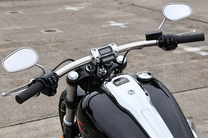 操作性を改善するべく、ハンドルバーライザーとポリッシュ仕上げのステンレス製ハンドルバーは、従来型より高さを4分の3インチ（約2cm）アップ。メーターはなく、代わりに小さなインフォメーションディスプレイが装備される。