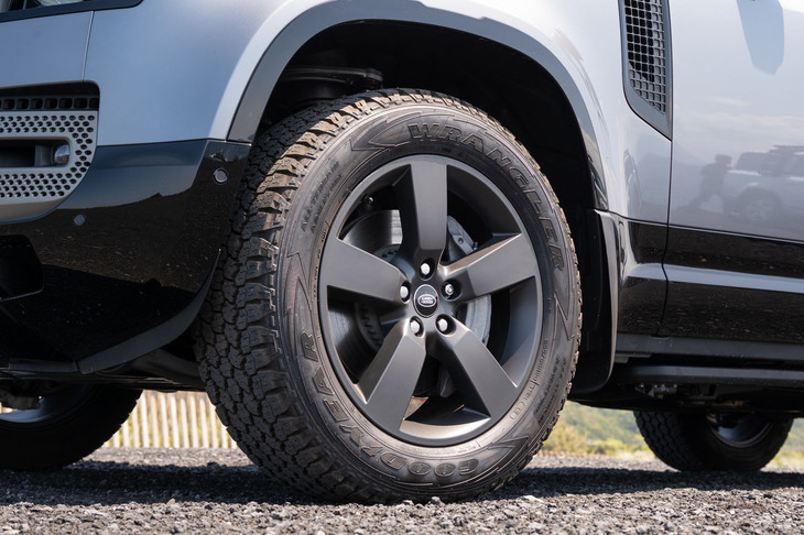 今回の試乗車には、グッドイヤーのオールテレインタイヤ（写真）、およびコンチネンタルのオンロード向けSUV用タイヤが装着されていた。