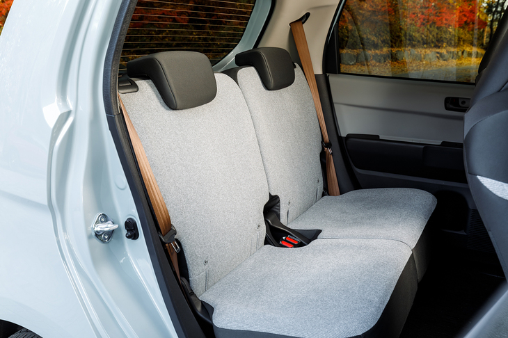後席は左右2分割式ながらベンチシートのようにフラットなつくり。足元の広さは文句なしだが。