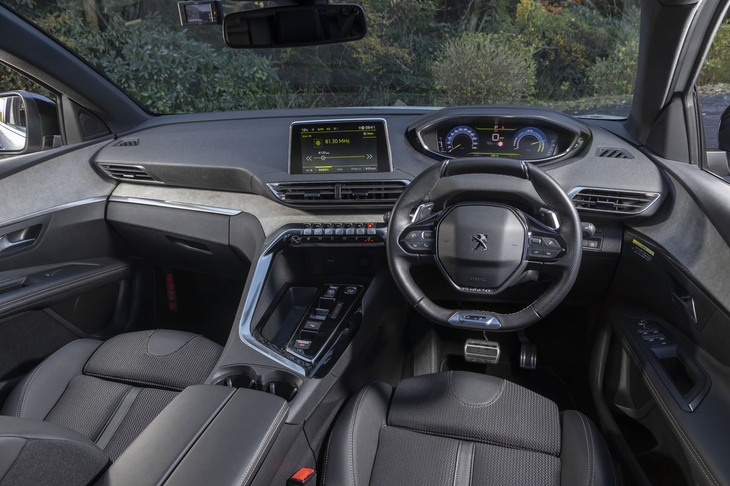 「3008 GTハイブリッド4」もプジョー独自の「i-Cockpit」を採用。ダッシュボードやドアパネルにあしらわれたグレーのアルカンターラがおしゃれだ。