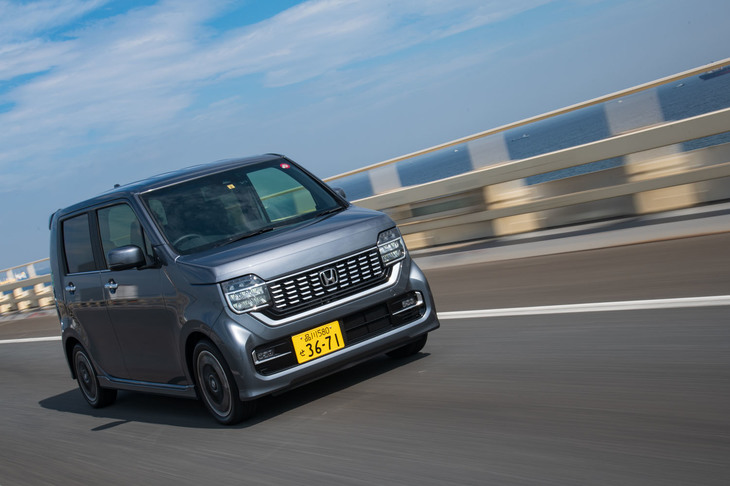 走行安定性を高めるべく、フロントスタビライザーが全車に標準装備される「N-WGN」。「カスタム」のターボ車では、リアにもスタビライザーが装備され、キビキビとした走りを楽しめる。