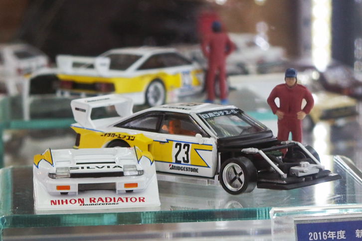 トミカヴィンテージリミテッドNEOの1/64「シルビアスーパーシルエット」。1984年シーズンを戦った、ベースカーのモデルチェンジに合わせて外観を「S12シルビア」風に改めた仕様。小スケールながらカウル脱着可能でエンジンも再現されており、ドライバーフィギュア付き。2016年12月発売予定で、価格は6804円。