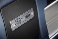 室内には特別な限定モデルであることを示すプレートも添えられる。