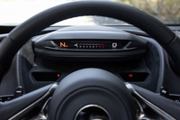 必要最低限の情報のみが表示されるスリムディスプレイモード。サーキット走行など、運転に集中したい場面での使用が想定されている。