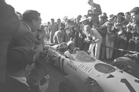 1965年のメキシコGPでホンダにF1初勝利をもたらしたリッチー・ギンサーと、彼の駆った「ホンダRA272」。