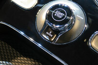 ベントレーが「ベンテイガ ハイブリッド」を日本初公開　約50kmを電気だけで走れるPHEVの画像