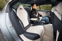 フロントシートを自分のポジションに合わせた身長178cmの筆者が、リアシートに乗り込んだところ。足元にも頭上にも空間にはまだ余裕がある。