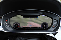 液晶モニターいっぱいにカーナビの地図を表示した様子。写真のように燃料計とエンジンの水温計はモニター外に設けられている。