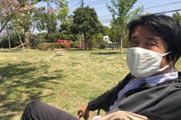 近所の公園で妄想中の筆者。