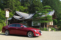 寶登山神社の駐車スペースにて。「キャデラックCTSセダン」のこのカタチは、意外と日本の景観にマッチする気がする。