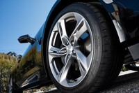 タイヤサイズは前が245/40ZR20、後ろが275/35ZR20と、モダンなスポーツモデルらしく大径・低偏平。取材した車両はグッドイヤーのハイパフォーマンスカー用タイヤ「イーグルF1アシメトリック3」を装着していた。