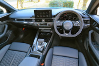 現行「A4」由来のインストゥルメントパネルまわりは、“ボタンレス化”が推し進められる今日にあってはややクラシックな趣。アルカンターラのステアリングホイールやカーボンの装飾パネルは有償オプションである。