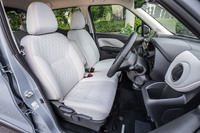 今回の試乗車両では、5万5000円の有償オプションとなる「プレミアムインテリアパッケージ」が選択されていた。写真の合成皮革／ファブリックはライトグレー色で、座面にはひし形を模したデザインが施されている。