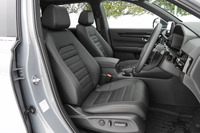 シート表皮は全車本革で、前席にはヒーターや電動調整機構を標準で採用。「RSブラックエディション」ではベンチレーション機能も装備される。