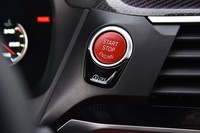 コックピットにレーシーなイメージを添える、レッドのスタート／ストップボタン。