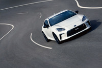 「トヨタGR 86」（左）の発売予定は2021年秋ごろ。同年夏発売予定の新型「スバルBRZ」より、ひとシーズン遅れての登場となる。