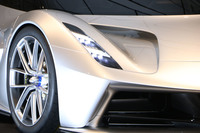 タイヤにはサーキット走行を重視したピレリの「Pゼロ トロフェオR」が装着される。