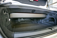 車体後部のトランク容量は、ソフトトップを開けている時と、閉めている時で変化する。写真は開けている状態（ソフトトップがストレージに収まった状態）で、容量は320リッター。トランクの天井部分が自動で下降してきている。