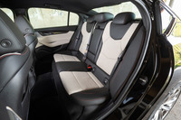 リアシートの背もたれには6：4の分割可倒機構が備わっており、トランクへの長尺物の積載も可能となっている。