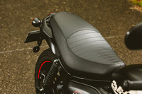 快適性を高めるべく改良が加えられたシート。グリップとシート、ステップの3点で構成されるライディングポジションも見直され、ライダーの負荷の軽減が図られた。