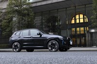 BMWが開発したSUVタイプのBEV「iX3」。そのホイールには、新車装着タイヤとして「アドバンスポーツV107」が組み合わされている。