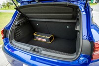 駆動用リチウムイオンバッテリーをリアセクションに搭載しているため、ラゲッジスペースの容量は純ガソリンモデルよりも391リッター少ない300リッターとなっている。