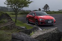 2021年5月18日に「A3」と同時に国内発売された新型「アウディS3」。最新のアウディ車に共通のデザインエレメントを採用し、よりスタイリッシュに仕上がっている。